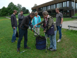 Am Hallenbad beim Jakobskreuzkraut rupfen